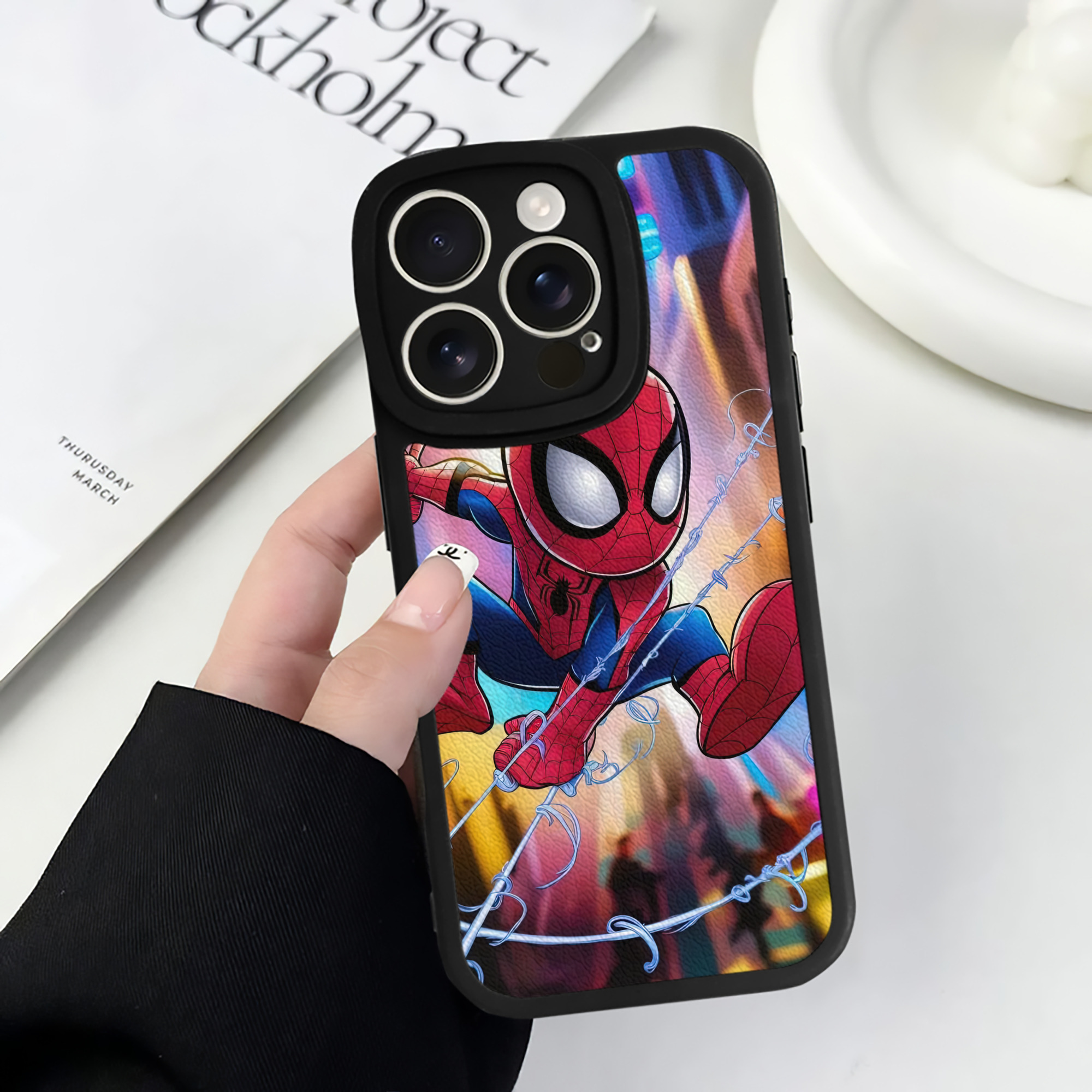 Spider Man スパイダーマン 【iPhone 16シリーズ対応】シリコンスマホケース（レザー調） 材質：シリコン
